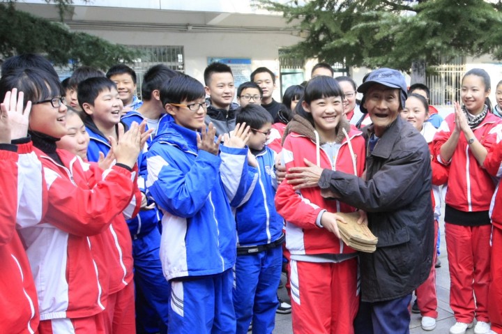 最美<em>送书女孩</em>与老人见面