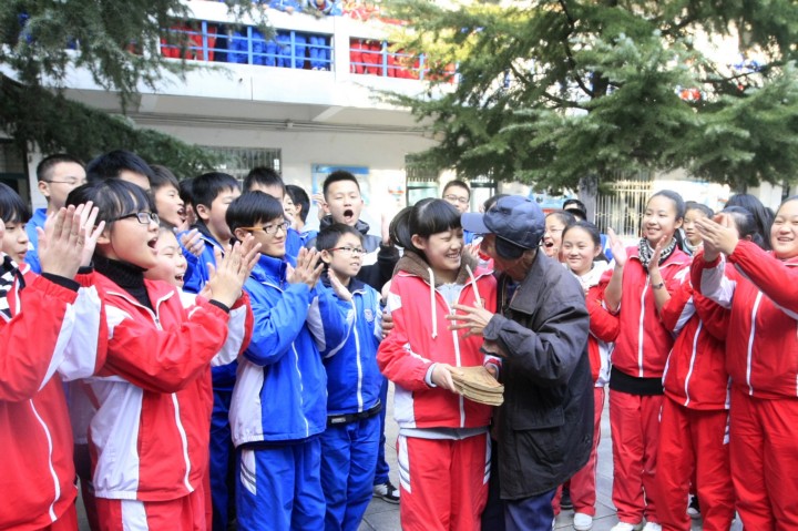 最美<em>送书女孩</em>与老人见面