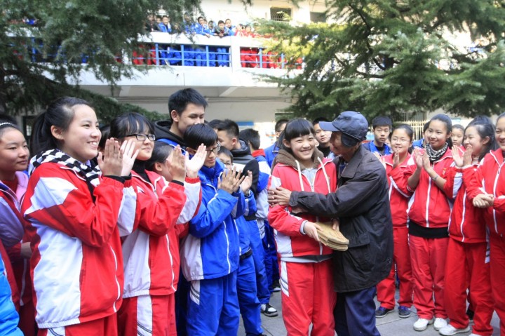 最美<em>送书女孩</em>与老人见面