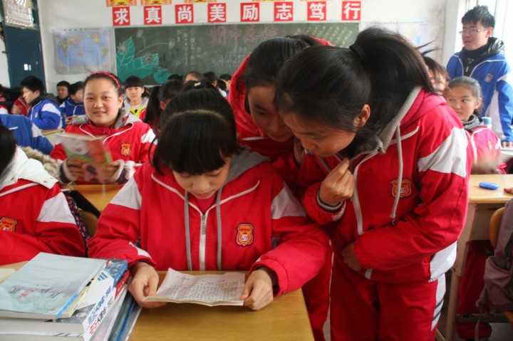 最美<em>送书女孩</em>感动社会