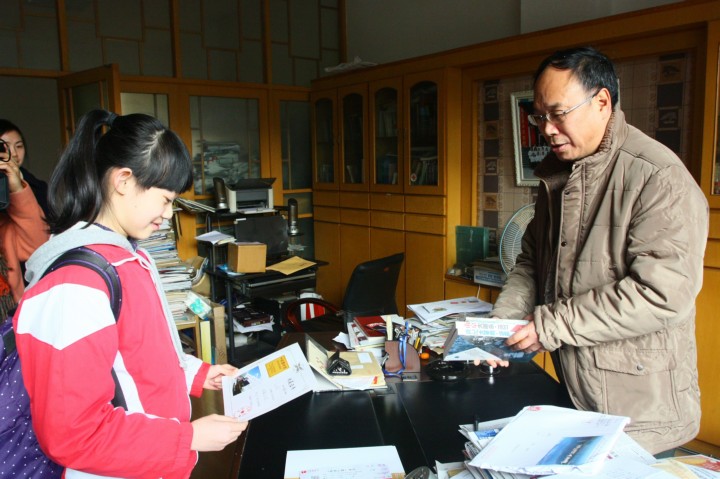 最美<em>送书女孩</em>赠书市图书馆