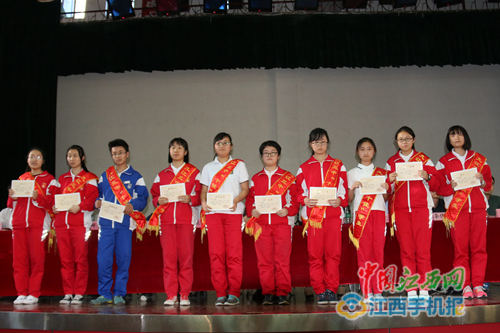 九江三中分年级举行2015—2016学年度“五四”表彰大会
