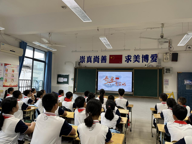 “向国旗敬礼”——九江三中举行主题教育实践活动